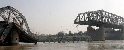 Estado en el que ha quedado uno de los principales puentes de Bagdad, tras un atentado con camión bomba.