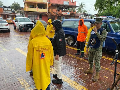 Elementos de la Guardia Nacional y de Protección Civil durante un recorrido en Petatlán, este lunes.