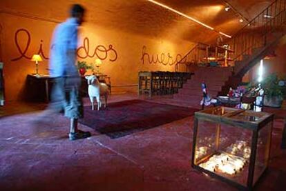 Entrada al hotel Lindos Huéspedes, un antiguo molino de arroz redecorado en un estilo entre <b><i>naïf</b></i> y sofisticado que mezcla objetos, colores y espacios abiertos.