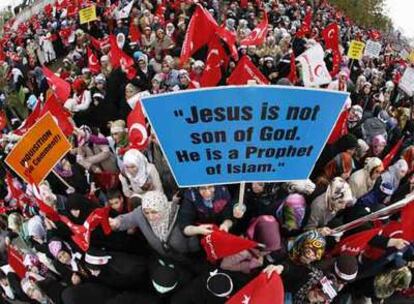 Manifestación en Estambul contra la visita de Benedicto XVI a Turquía, el pasado noviembre.