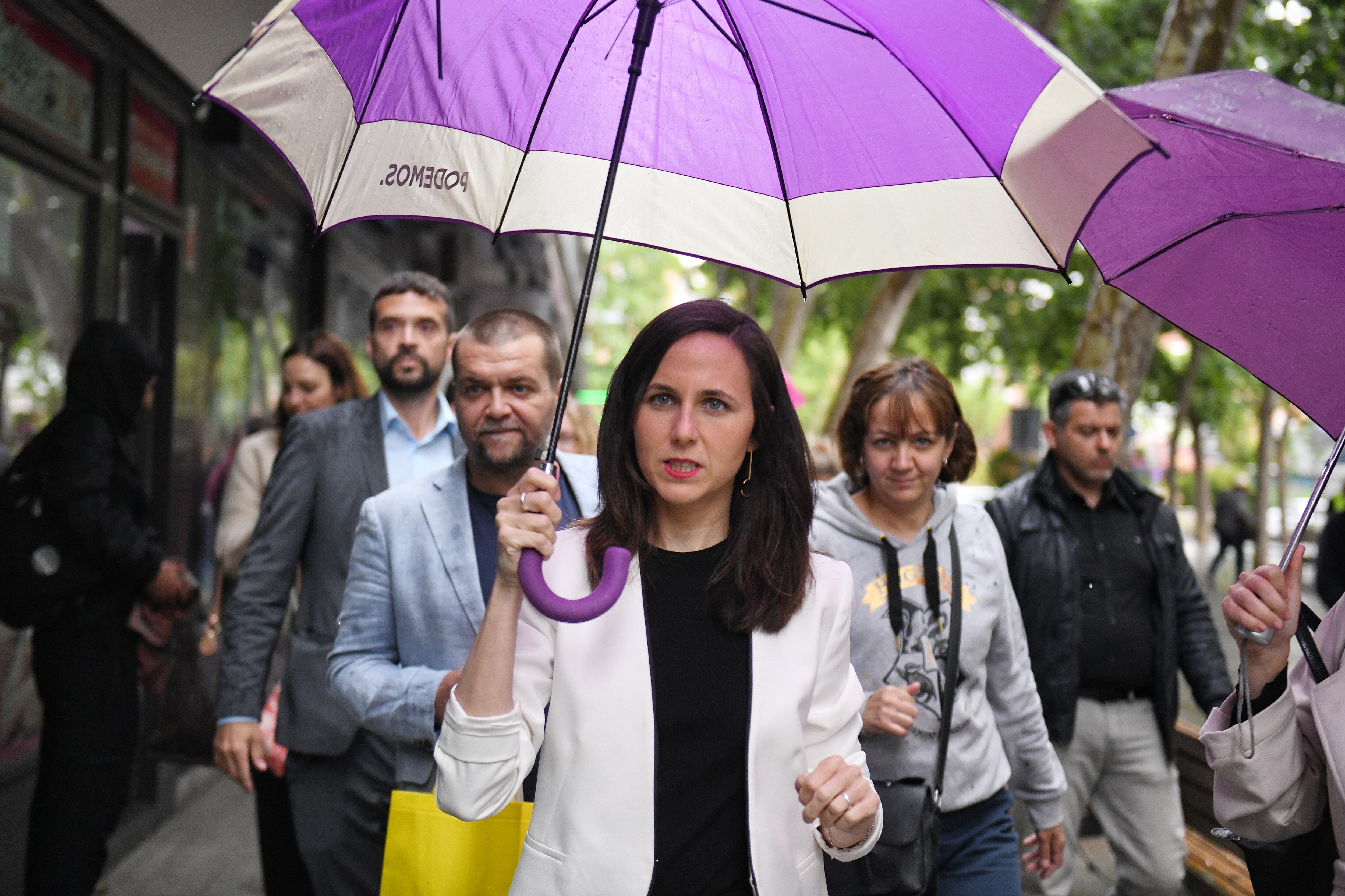 Ione Belarra, en Alcorcón, junto a Jesús Santos el pasado mayo. 