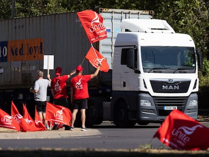 Trabadores del piquete sindical despliegan banderas este miércoles frente a los camiones que abandonan el puerto de Felixstowe