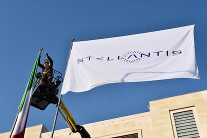 Un operario monta una bandera de Stellantis en una de las fábricas del grupo en Estados Unidos.