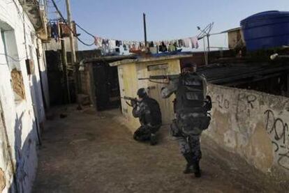 Policías toman posiciones en el asalto al complejo de Morro dos Prazeres, en Río de Janeiro