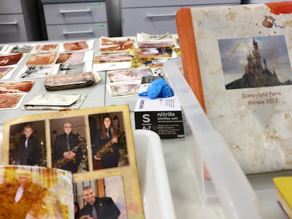 Álbumes afectados por la dana son restaurados en la Universidad de Valencia.