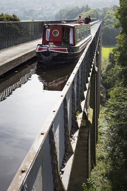 El canal que consagró a Thomas Telford (1757-1834) como uno de los mejores ingenieros civiles del Reino Unido recorre los bucólicos paisajes del noreste de Gales enhebrando túneles, esclusas y acueductos como el de Pontcysyllte (en la foto), que permite flotar literalmente a 38 metros de altura sobre el valle del Dee. La travesía, entre Wrenbury y Llangollen, se realiza en los tradicionales 'narrowboats', viejas gabarras que surcaban los canales industriales. En 2009, parte de su trazado fue declarado patrimonio mundial.<br><br> Más información: <a href="https://canalrivertrust.org.uk/" target="">canalrivertrust.org.uk</a>