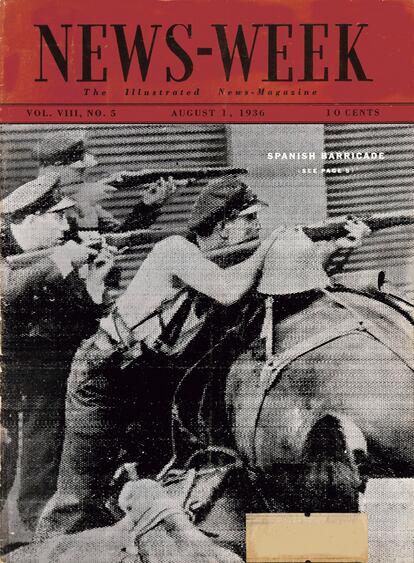 Portada de la revista <i>Newsweek</i> del 1 de agosto de 1936 con una imagen de Centelles tomada en Barcelona en la que un guardia de asalto se parapeta tras unos caballos muertos durante un bombardeo.