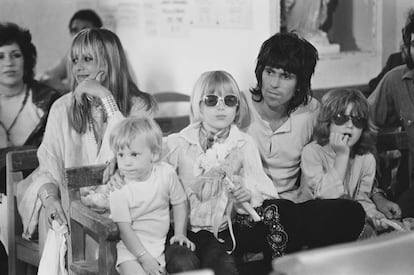Keith Richards y Anita Pallenberg con su hijo Marlon (izquierda) y otros dos niños en la boda de Mick Jagger y Bianca De Macias celebrada en Saint-Tropez (Francia) en 1971.