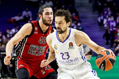 Llull se lleva el balón ante Alviti. Euroleague