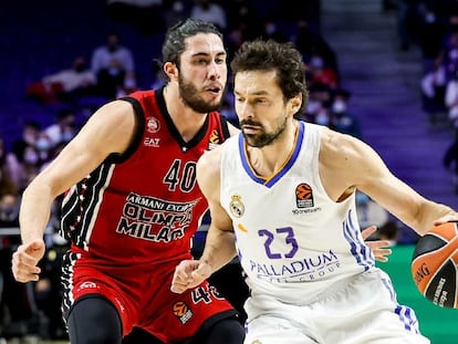 Llull se lleva el balón ante Alviti. Euroleague