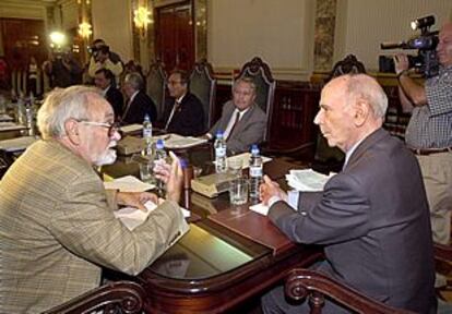 El fiscal general del Estado, Jesús Cardenal (d) conversa con el jefe de Inspección de la Fiscalía General del Estado, Juan José Martínez Zato.