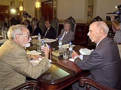 El fiscal general del Estado, Jesús Cardenal (d) conversa con el jefe de Inspección de la Fiscalía General del Estado, Juan José Martínez Zato.