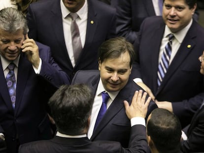 Rodrigo Maia cumprimenta colegas deputados no plenário da Câmara nesta sexta-feira.