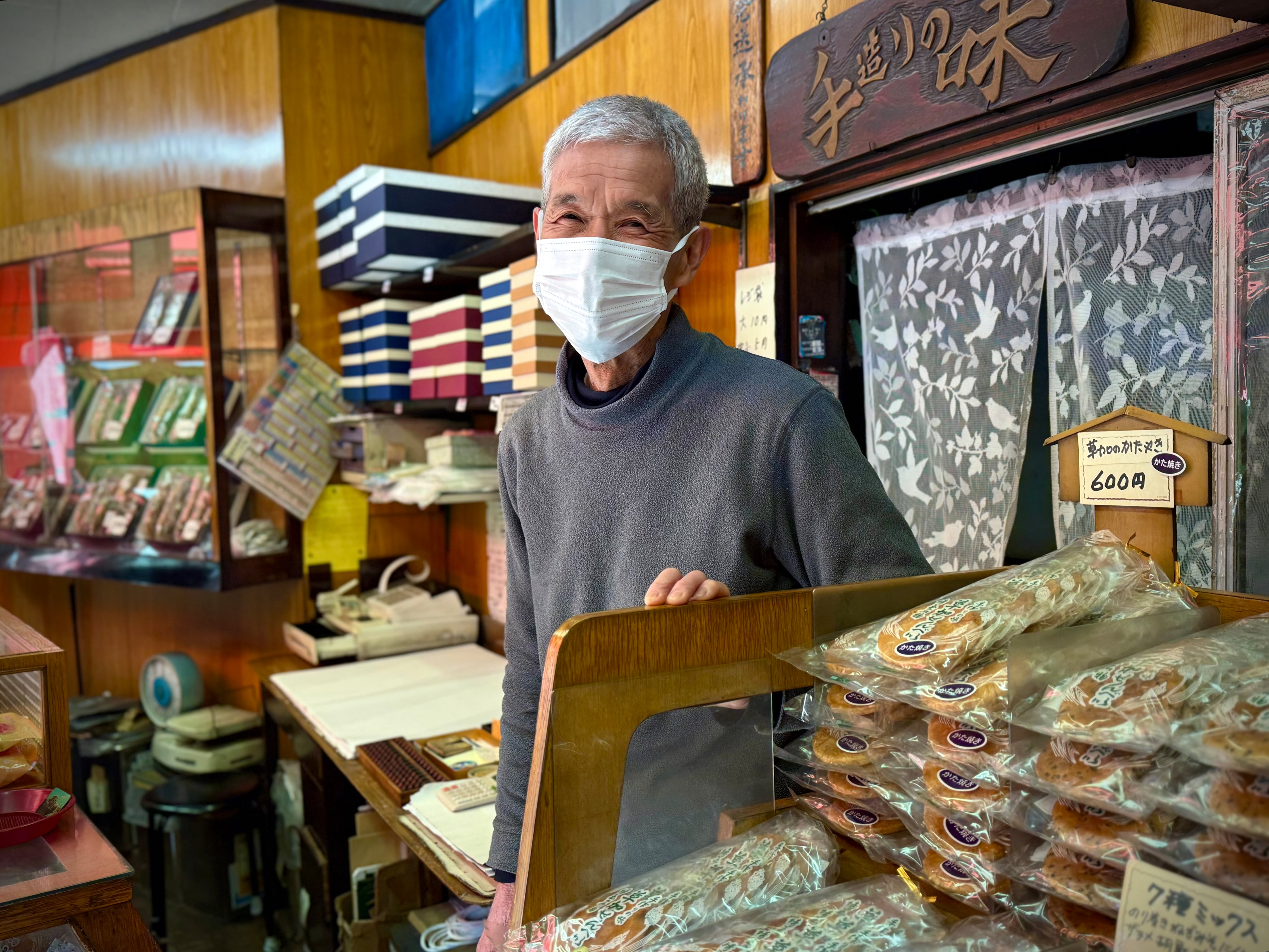 Teruo Yamada, en su puesto de galletas de pasta de arroz, el pasado viernes en Kawaguchi, a las afueras de Tokio.