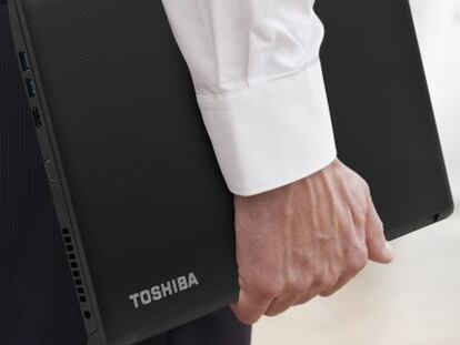 Una persona con un ordenador port&aacute;til de Toshiba.