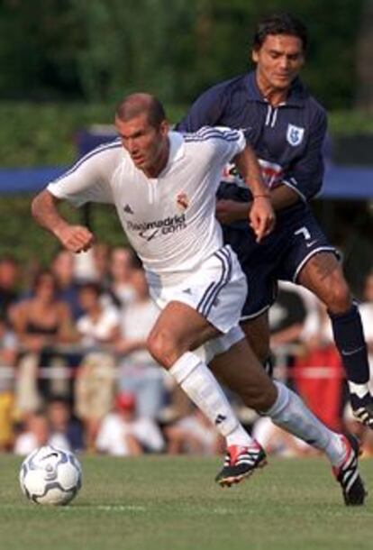 <font size="2"><b>Zidane engrasa un nuevo Madrid</font></b><p>En la imagen, Zidane pugna por un balón con un jugador del Lausana.