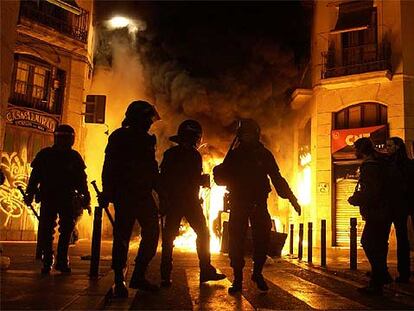 Incidentes protagonizados por jóvenes violentos en El Raval de Barcelona causan 70 heridos.