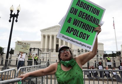 Un activista proaborto sostiene una pancarta con la frase "Aborto a petición y sin disculpas", a las afueras de la Suprema Corte, en Washington.