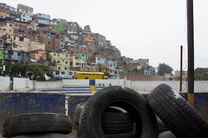 Ocupa Tu Calle utiliza materiales como neumáticos usados para crear espacios públicos en asentamientos como Leticia, donde las casas se apilan unas sobre otras en el cerro.