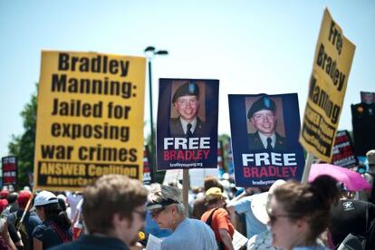 Manifestaci&oacute;n a favor de la liberaci&oacute;n de Bradley Manning, a las puertas de Fort Meade (Maryland).