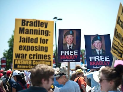 Manifestaci&oacute;n a favor de la liberaci&oacute;n de Bradley Manning, a las puertas de Fort Meade (Maryland).
