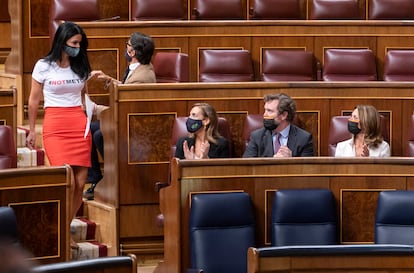 La diputada de Vox Carla Toscano, el pasado 14 de octubre en el Congreso con una camiseta con la leyenda "Not me too".