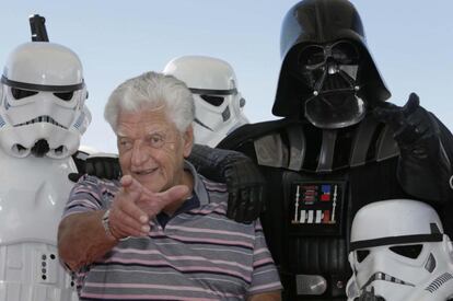 <b>?xitos</b>: Durante a?os, Prowse ha ido por convenciones ganndose la vida firmando autgrafos, casi todos ellos en fotos de Darth Vader. Prowse ya haba trabajado previamente en pelculas y series gracias a su gran altura y a su musculatura, pero su cara solo se pudo ver en 'La naranja mecnica', aunque fue Lucas quien le cambi la vida cuando le ofreci dos personajes: el villano o Chewbacca. ?l eligi el malo. </p> <b>Fracasos</b>: No supe, hasta que vi Star Wars, que haban sustituido mi voz por la de James Earl Jones. Todos mis amigos me preguntaban por ello, pero no tena ni idea, ?esa no era mi voz!. Y as comenz su triste relato, que recibi la guinda en la muerte del personaje, cuando lo sustituyeron en cuerpo por Sebastian Shaw. Ni siquiera pudo estar en la escena. Lucasfilm haba cortado los lazos con Prowse despus de que le culparan de filtrar datos como que su personaje era el padre de Luke. La pelea llega hasta estos das, y la narr en la pelcula homenaje I am your father.