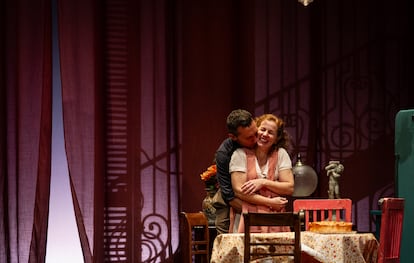 Pablo Derqui (Kowalski) y María Vázquez (Stella), en una escena de 'Un tranvía llamado deseo', en el Teatro Español.
