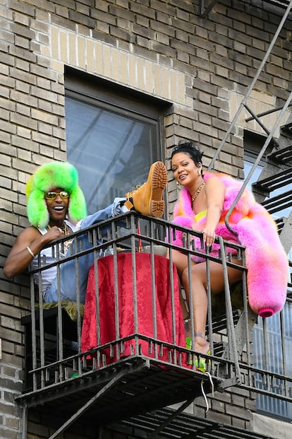 Rihanna y ASAP Rocky. Durante la grabación de un videoclip en Nueva York pudimos ver a la pareja, que confirmó su relación en mayo, compartiendo furor por las prendas peludas teñidas de colores neón. La prueba definitiva de que una 'power couple' no es tal si no comparte (también) gustos estilísticos.