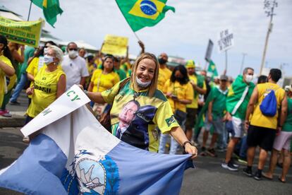 Partidarios del presidente de extrema derecha marchan demostrando su apoyo a los ataques contra la Corte Suprema del país, este martes en Río de Janeiro.