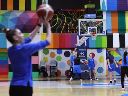 Entrenamiento del Club Estudiantes femenino antes de la celebración de la Copa de la Reina, en el Polideportivo Magariños, en Madrid