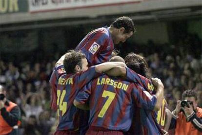 Belletti, Iniesta, larsson y Ronaldinho abrazan a Eto&#39;o tras su gol.