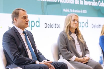 Nicolás Barquero, jefe de Santander AM en España, y Belén Blanco, directora de BBVA AM para Europa, en unas jornadas financieras organizadas por Deloitte.