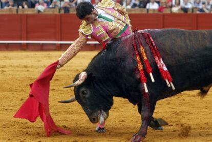 Luis Vilches, en su primer toro de la tarde.