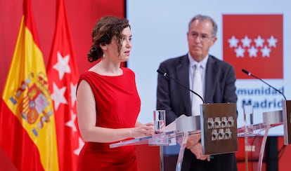 Isabel Díaz Ayuso junto al consejero de Educación, Enrique Ossorio.