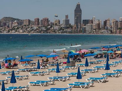 Zona de hamacas de un hotel vacía en Benidorm, el 10 de julio.