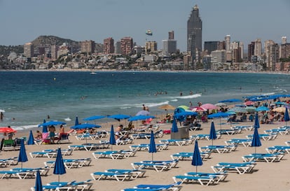 Playa de Benidorm, con casi todas las hamacas vacías, el 10 de julio tras la retirada de las restricciones a la movilidad.