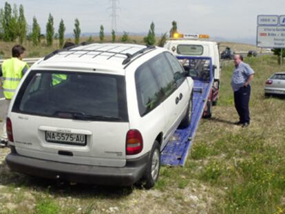 Una grúa recoge un coche averiado en la N-I a la altura de Vitoria.