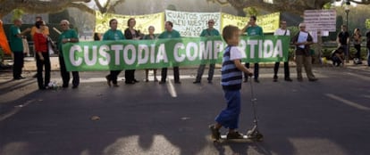 Concentración ante el Parlament en favor de la custodia compartida.