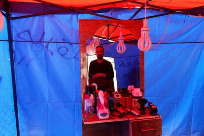 Ahmed Ali Abdullah, del distrito de al-Shaimaa, en la tienda de afeitar donde trabaja en el campo Khazer. Gana unos 8,5 dólares al día. 'No hay agua ni electricidad, pero es más seguro y estable que Mosul'.