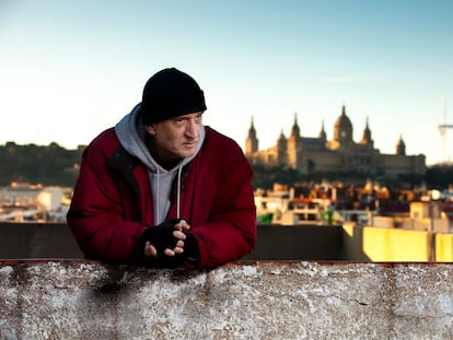 El escritor Aro Sáinz de la Maza, en la azotea de su estudio en Barcelona, en 2019.