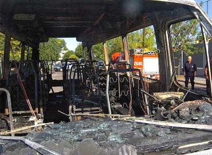 Estado en el que quedó un vehículo incendiado en los disturbios provocados por radicales en Buenos Aires.