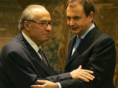 Gregorio Peces-Barba, en su toma de posesión en La Moncloa, con el presidente Zapatero.