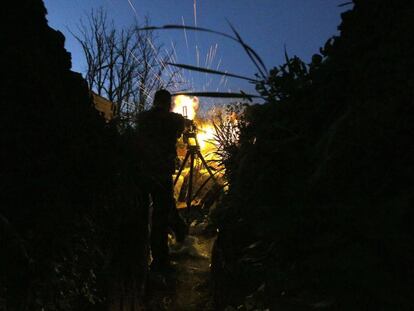 Un militar ucraniano abre fuego con una ametralladora contra los separatistas pro-rusos durante un combate nocturno cerca de la ciudad de Mariúpol (Ucrania)
