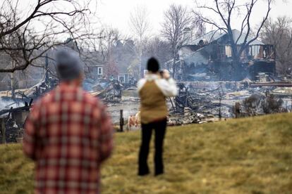 Los restos de casas dañadas por el incendio Marshall.