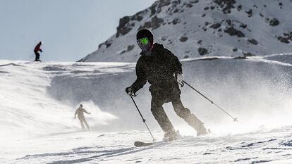 Un esquiador desciende por una pista de la estación de Formigal.