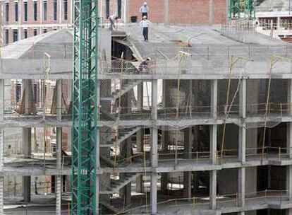 Un bloque de pisos en construcción en un barrio de Bilbao.
