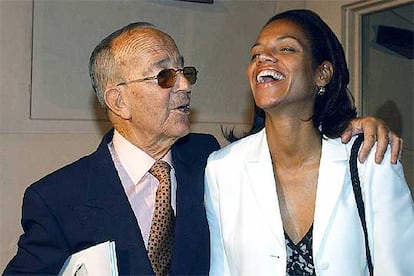 El doctor Julio Iglesias Puga, junto a su última esposa, Ronna Keitt, en 2002.