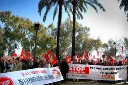 Concentración, ayer, ante la Delegación del Gobierno en Valencia.