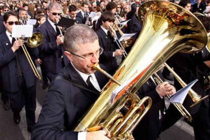 Una banda de música desfila por el centro de Valencia.